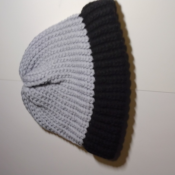 Selling hats - Picture 3 of 5